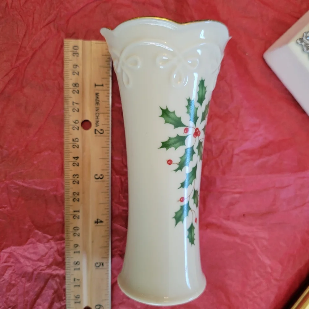 Lenox Holiday Vase ~ Dimension Collection ~ Holly ~ Christmas ~ Pretty